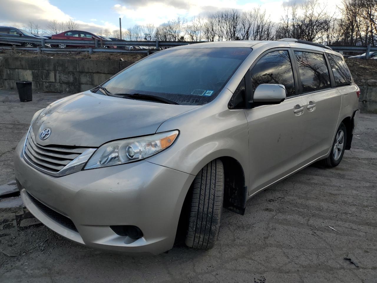 2015 Toyota Sienna Le for Sale in Marlboro, NY - Rear End