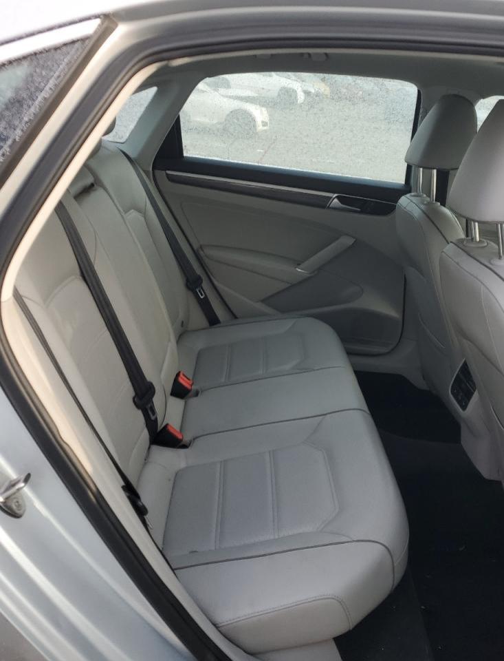 2016 Volkswagen Passat - Image 10