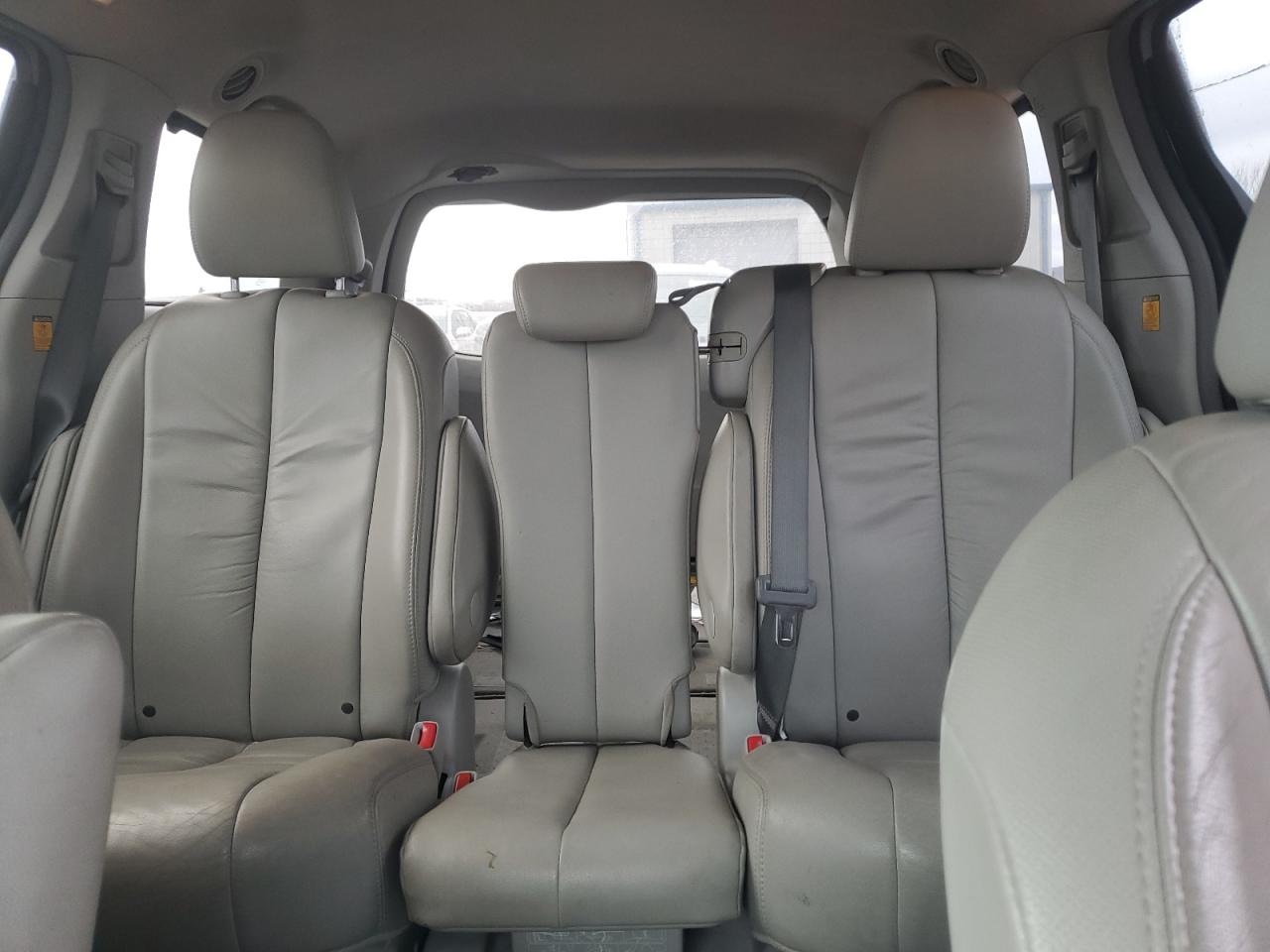 2012 Toyota Sienna - Image 10