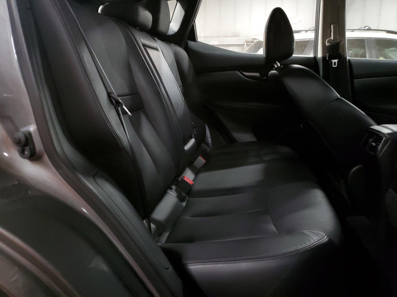 2018 Nissan Rogue - Image 10