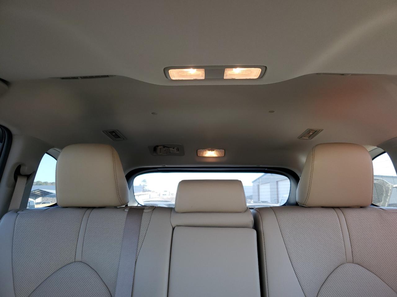 2022 Toyota Highlander - Image 10
