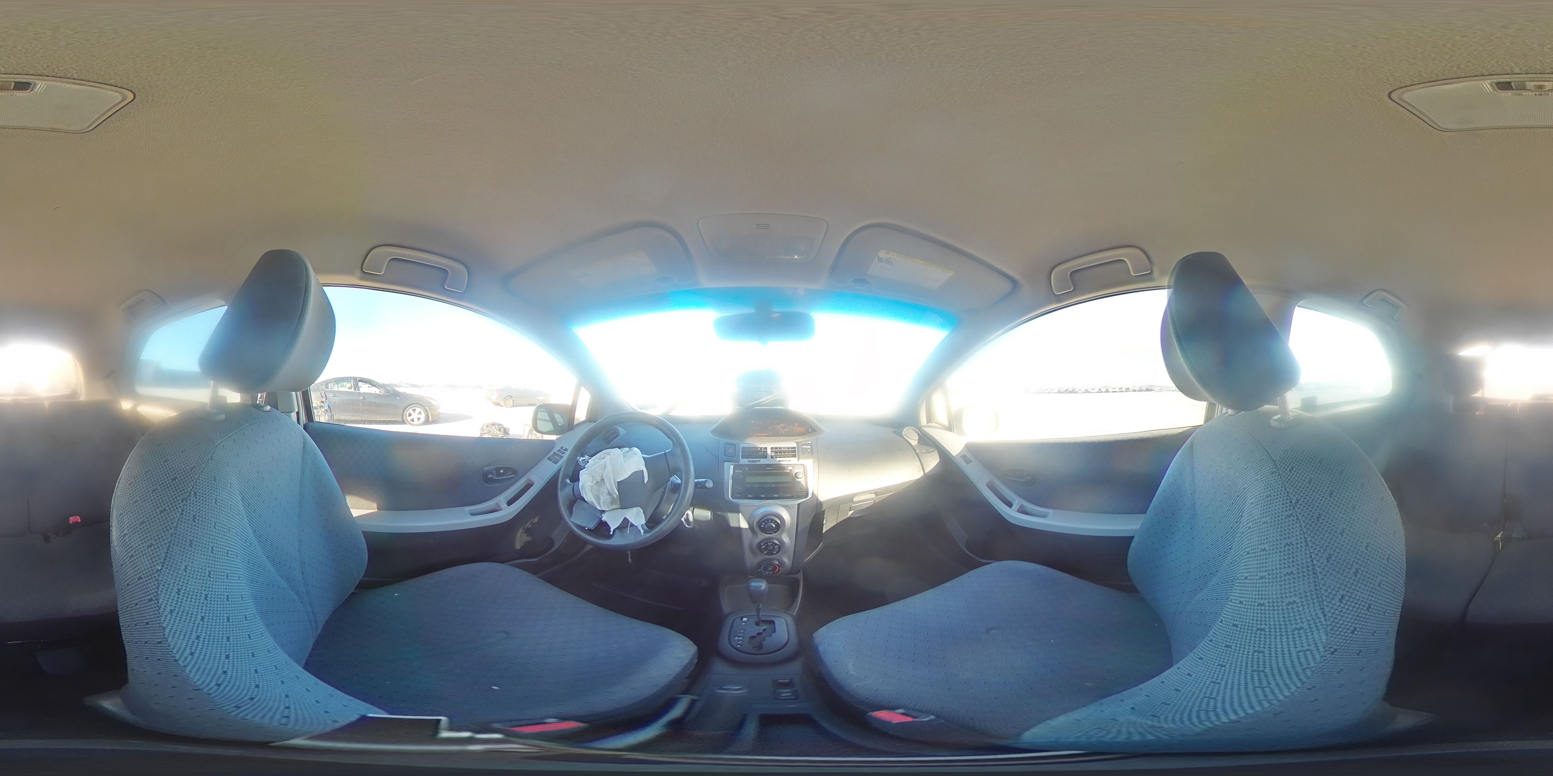 2010 Toyota Yaris - Image 13