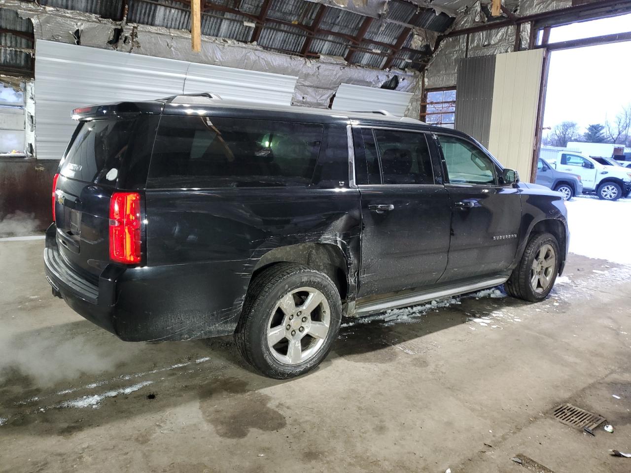 VIN 1GNSKJKC8FR556598 2015 CHEVROLET SUBURBAN no.3