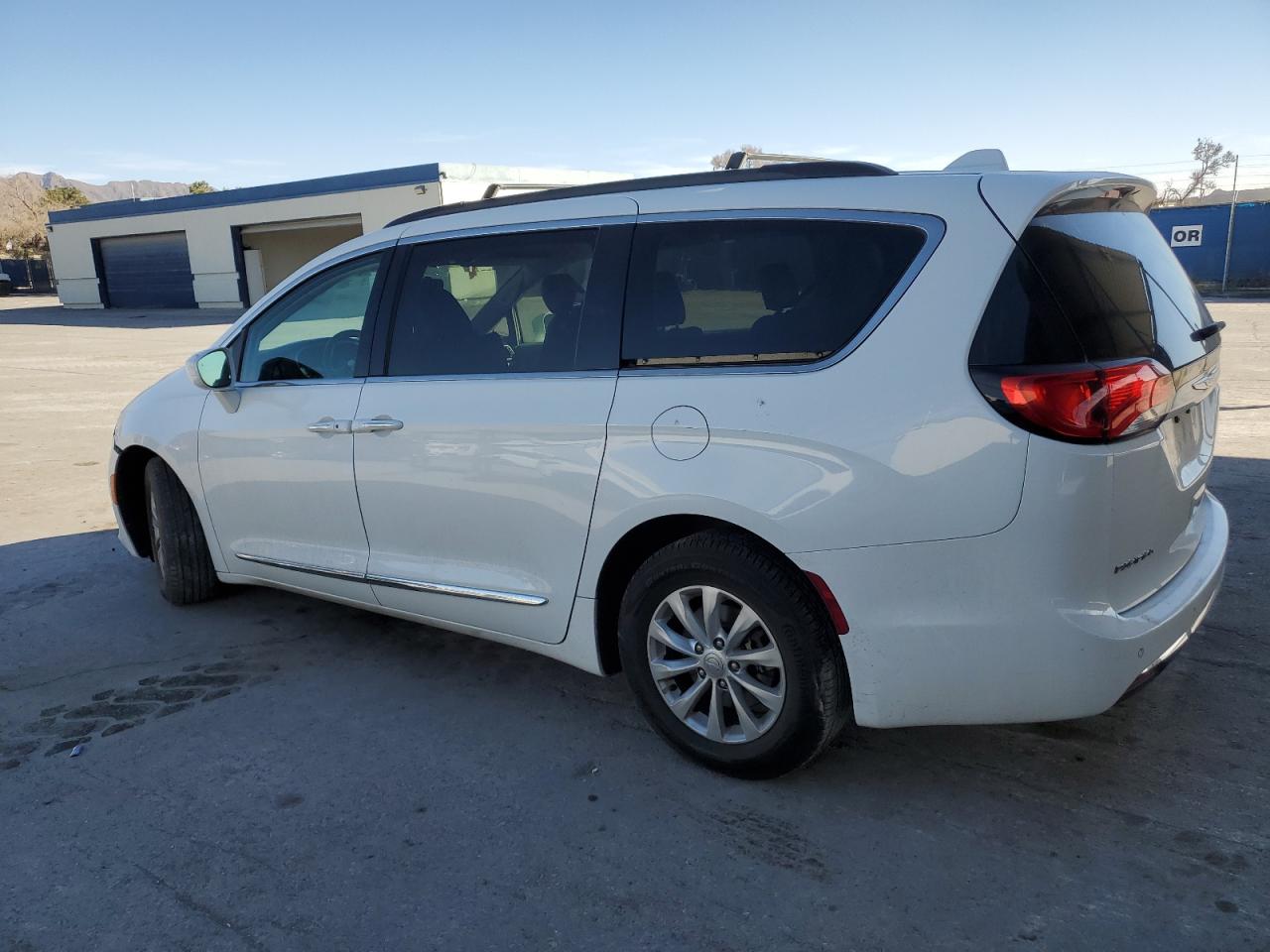 2017 Chrysler Pacifica - Image 2