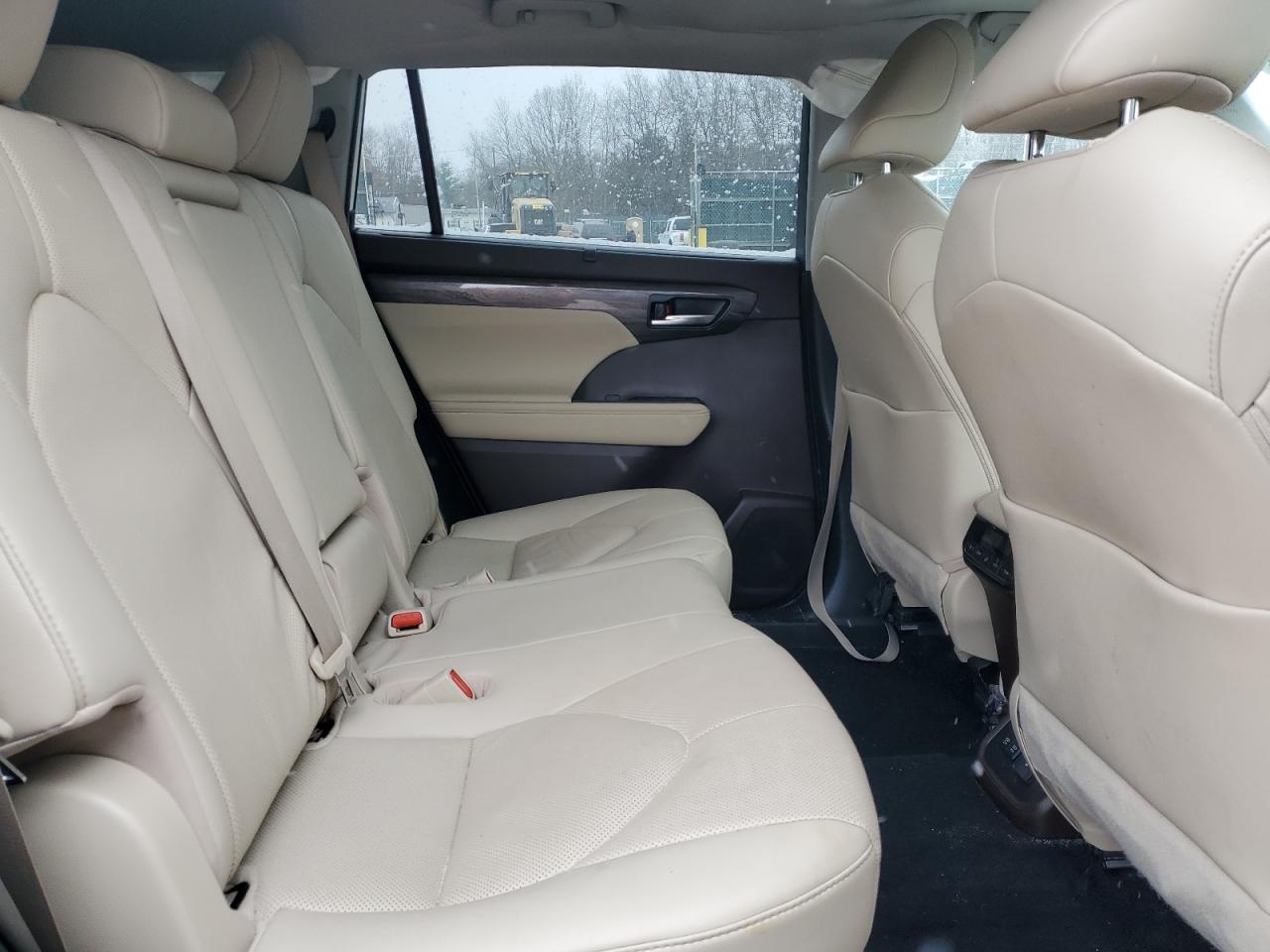2021 Toyota Highlander - Image 11