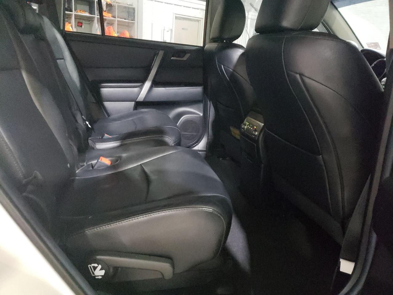 2012 Toyota Highlander - Image 11