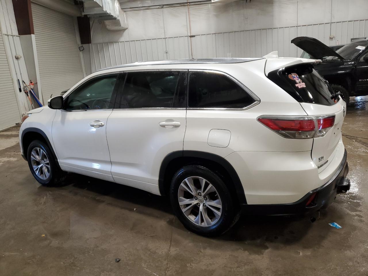 2015 Toyota Highlander - Image 2