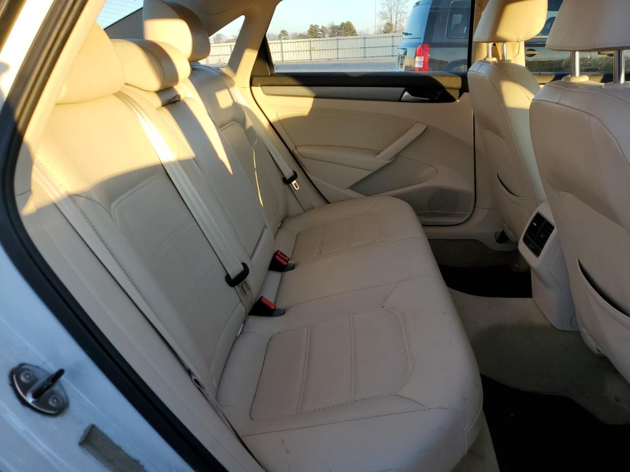 2014 Volkswagen Passat - Image 10