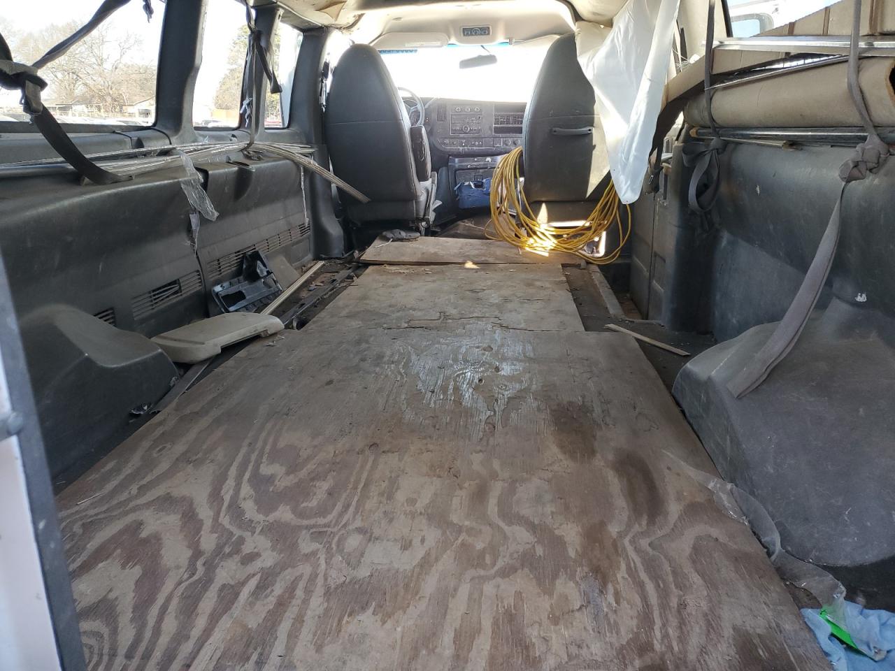 2015 Chevrolet Express - Image 10