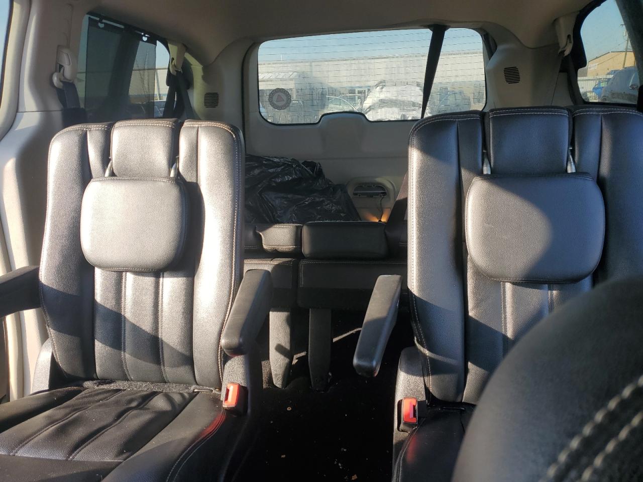 2016 Chrysler Town & Country - Image 10