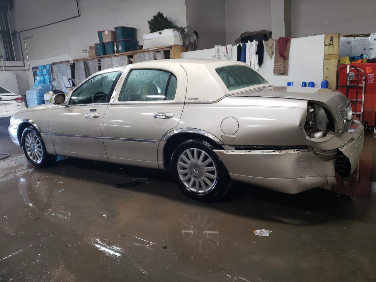 2004 Lincoln Town Car - Image 2