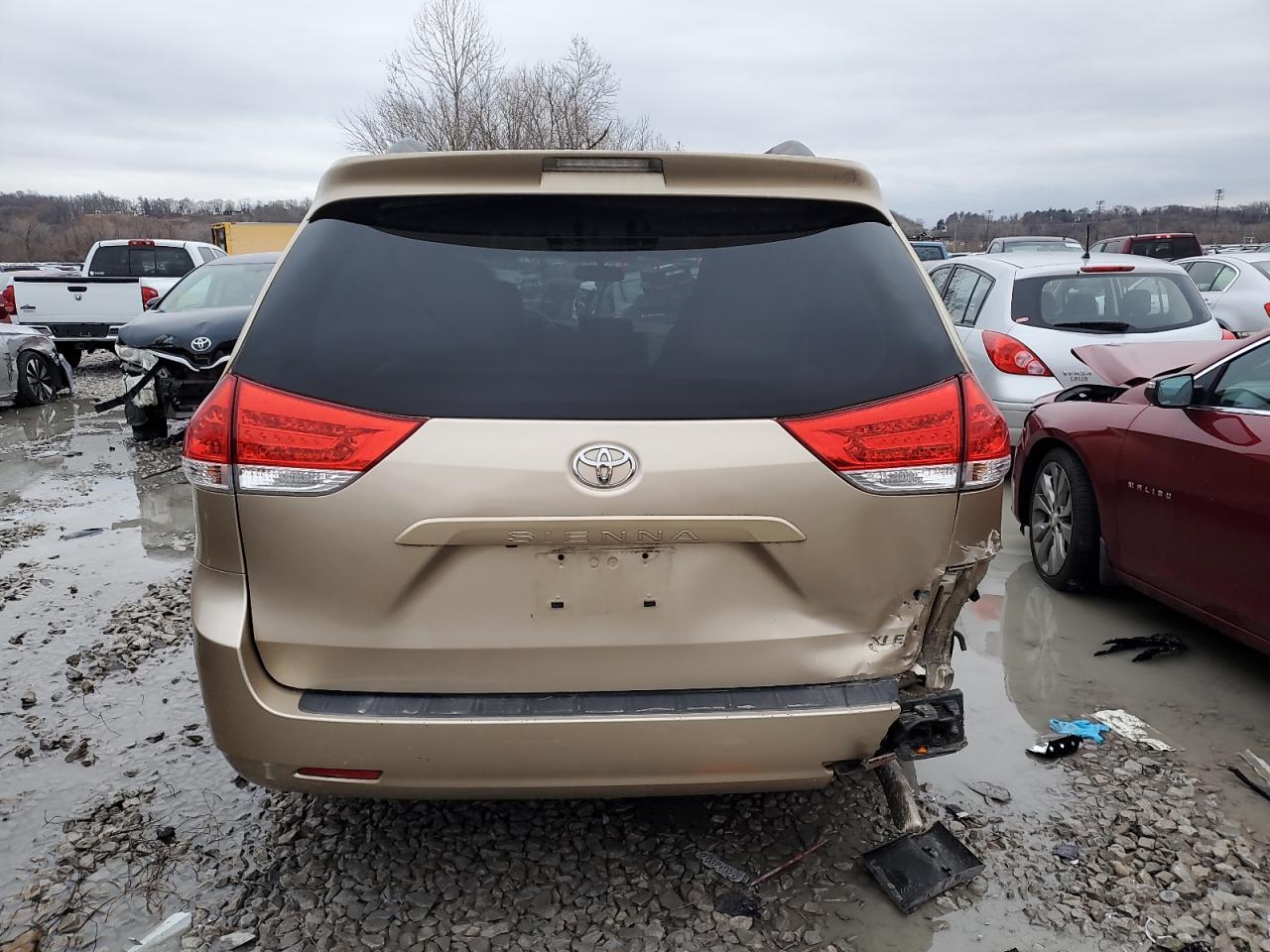 2011 Toyota Sienna - Image 6