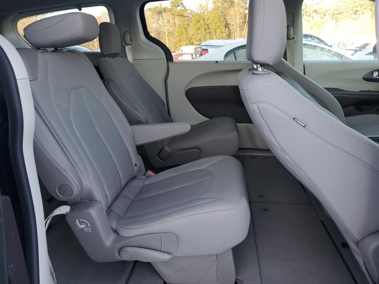 2020 Chrysler Pacifica - Image 11