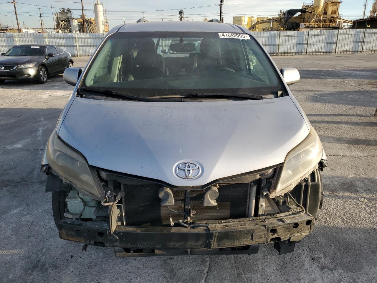 2017 Toyota Sienna - Image 5
