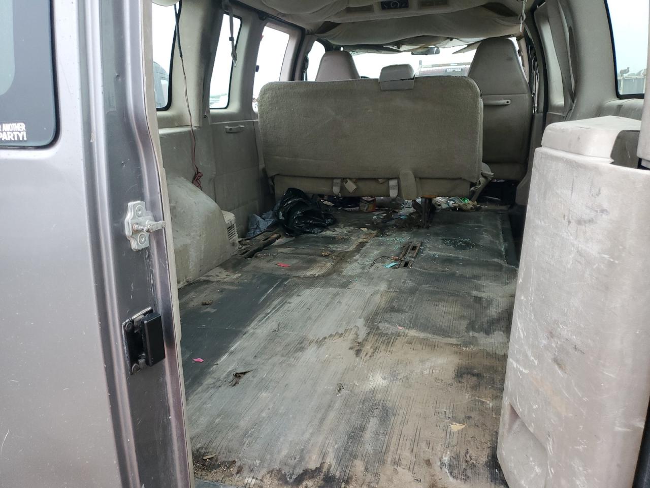 2007 Chevrolet Express - Image 10