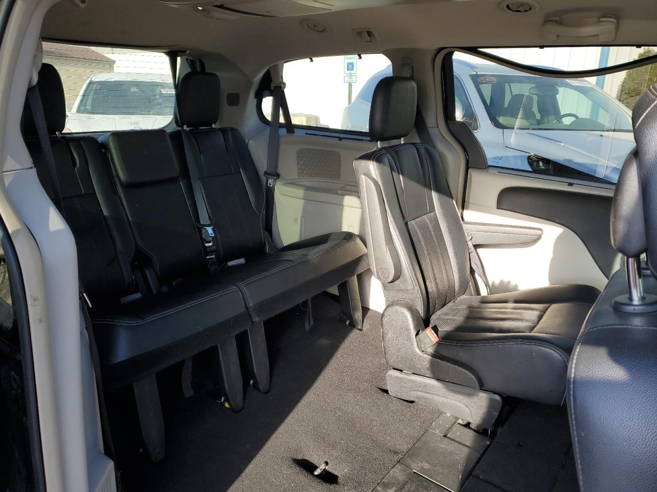 2016 Chrysler Town & Country - Image 11