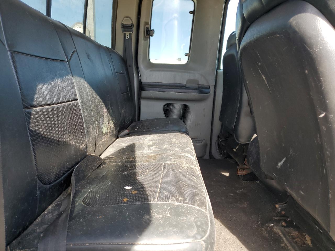 2002 Ford F250 - Image 11