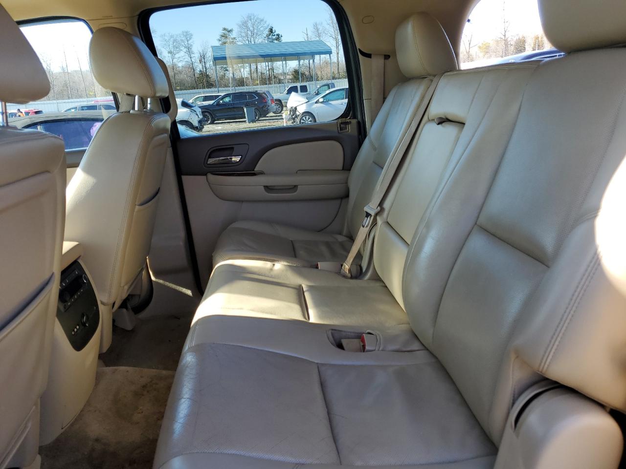 2011 Chevrolet Suburban - Image 11