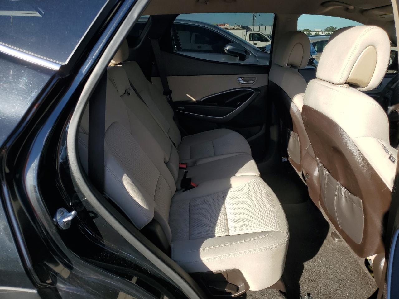 2016 Hyundai Santa Fe - Image 10