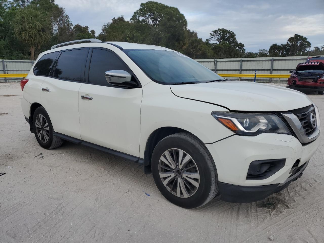 2017 Nissan Pathfinder - Image 4