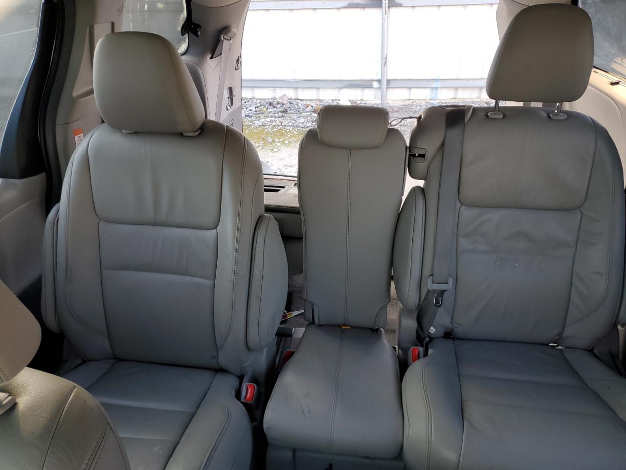 2017 Toyota Sienna - Image 10