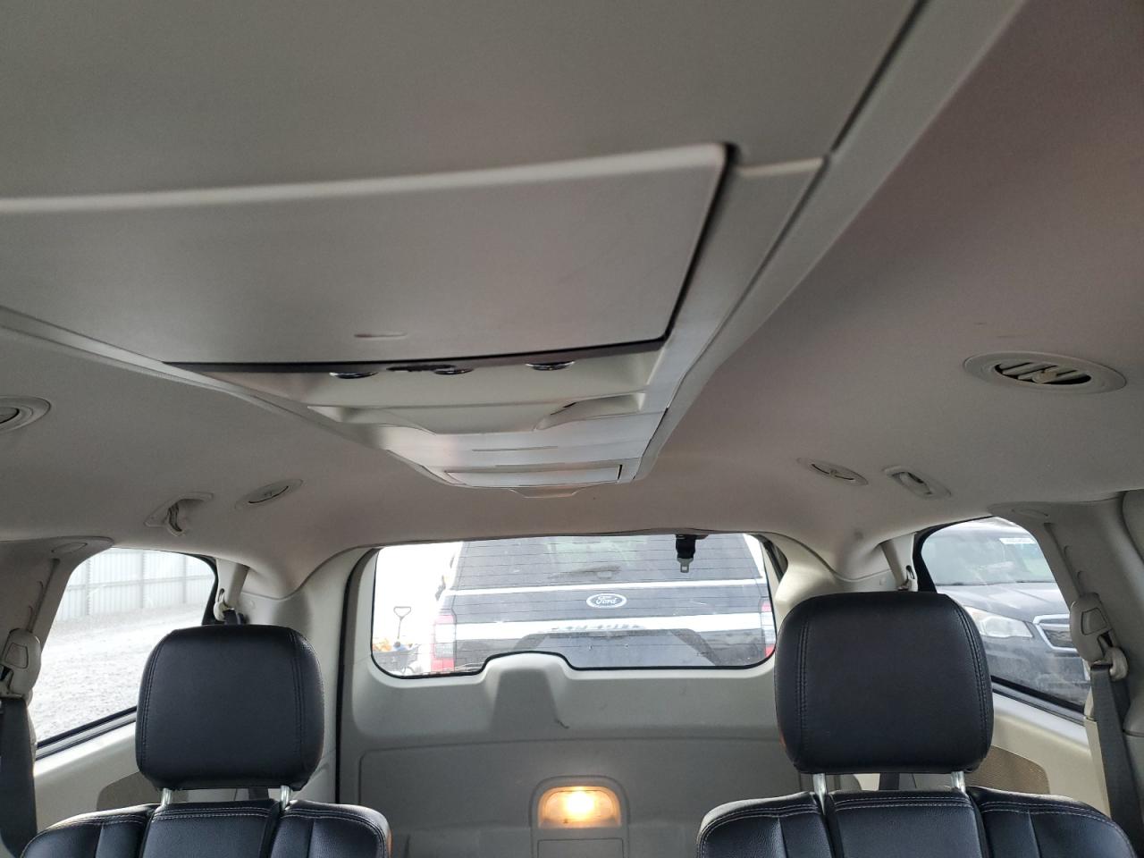 2016 Chrysler Town & Country - Image 10