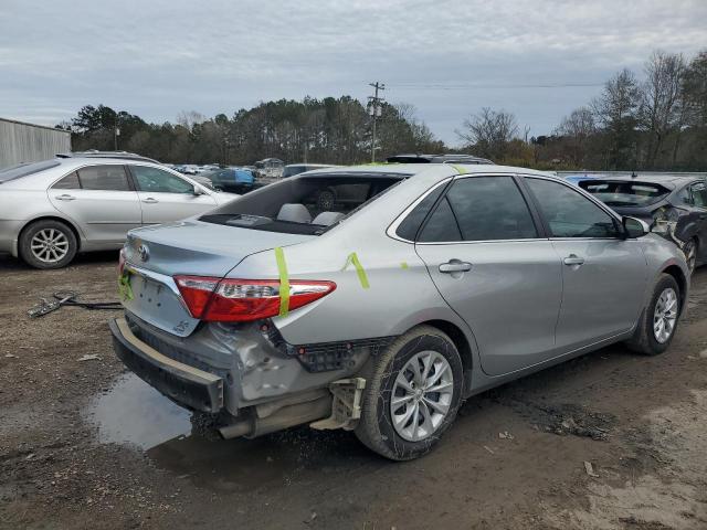 Sedans TOYOTA CAMRY 2017 Srebrny