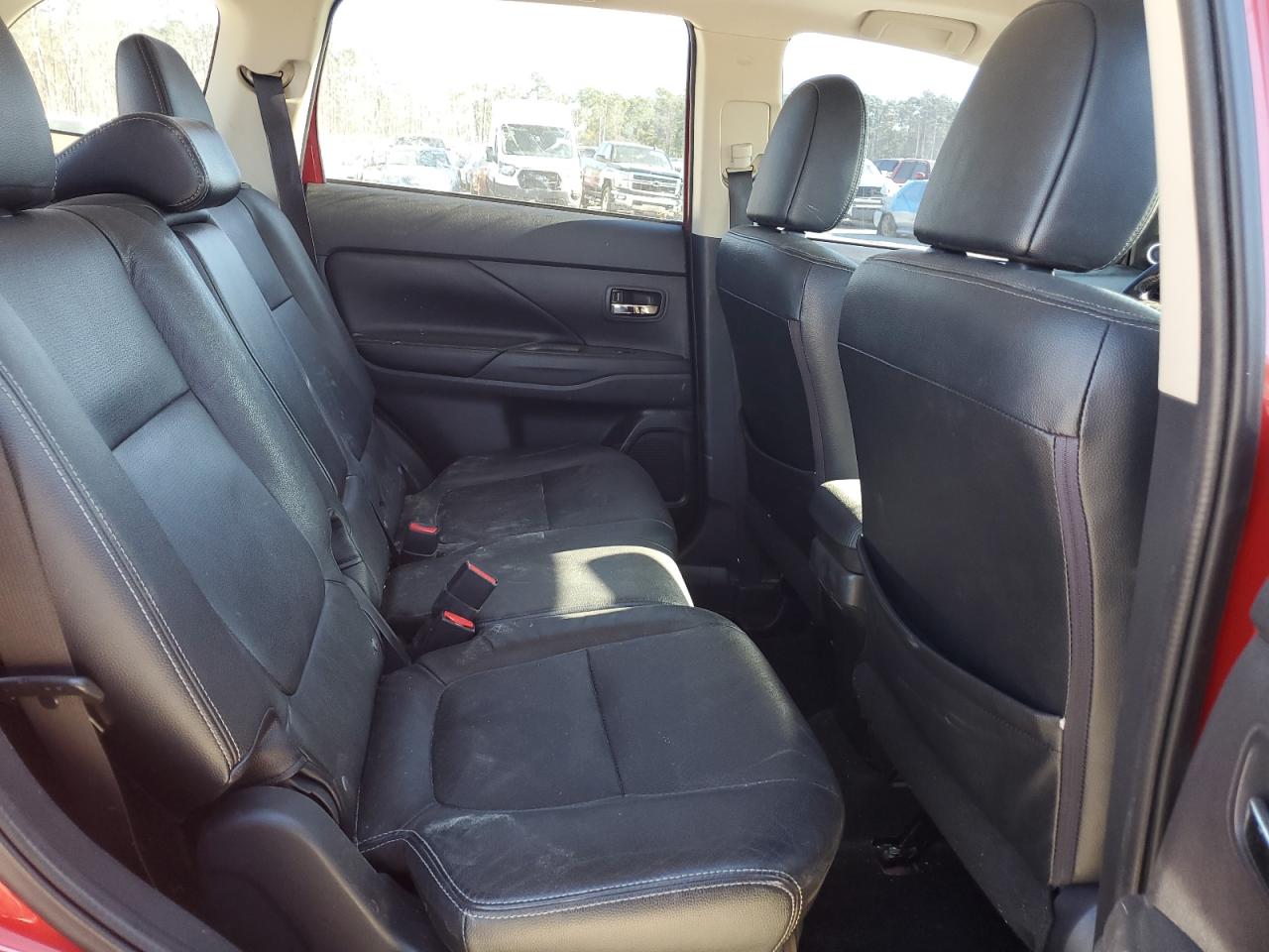 2016 Mitsubishi Outlander - Image 12