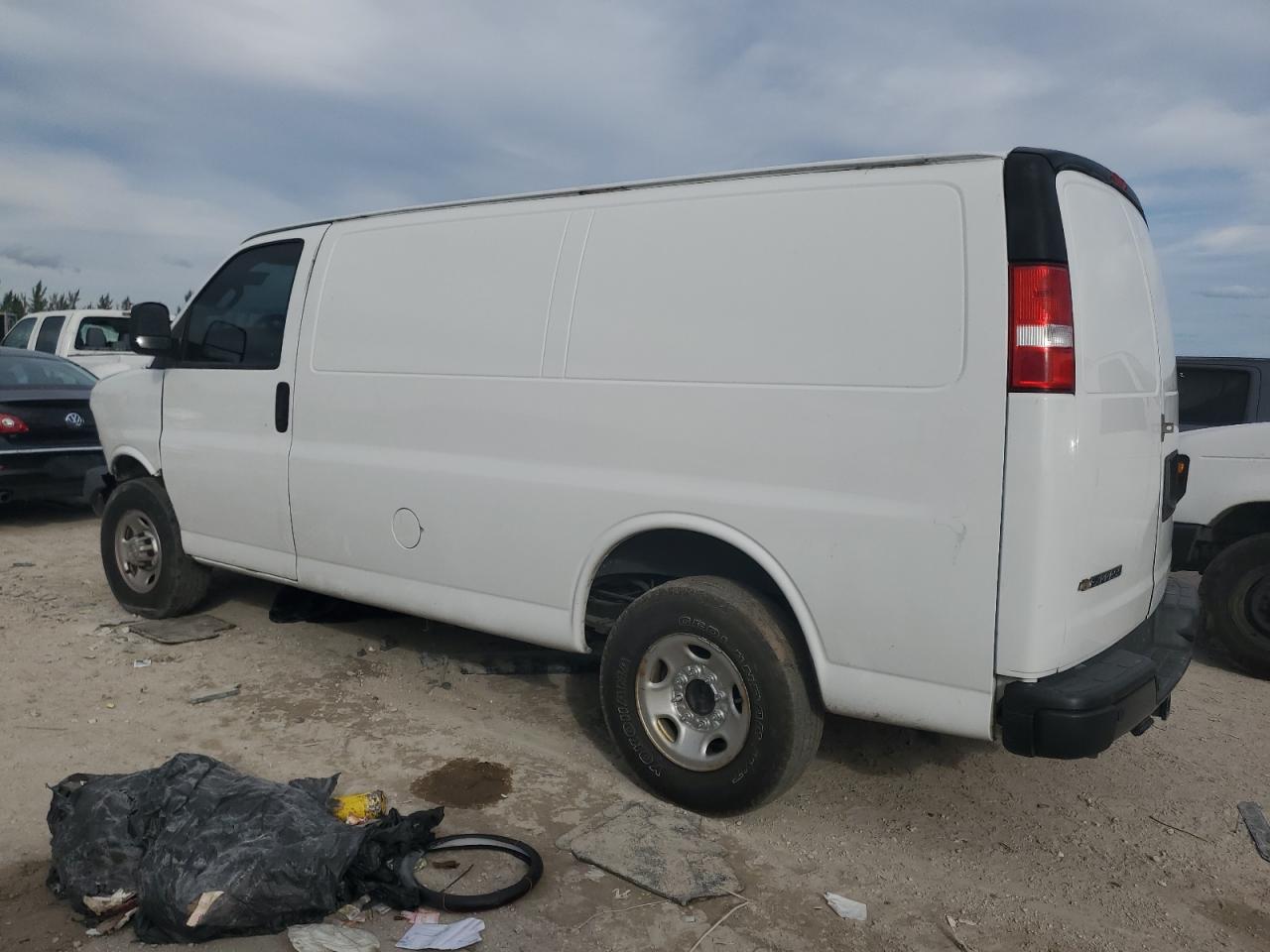 VIN 1GCWGAFP8N1211254 2022 CHEVROLET EXPRESS no.2