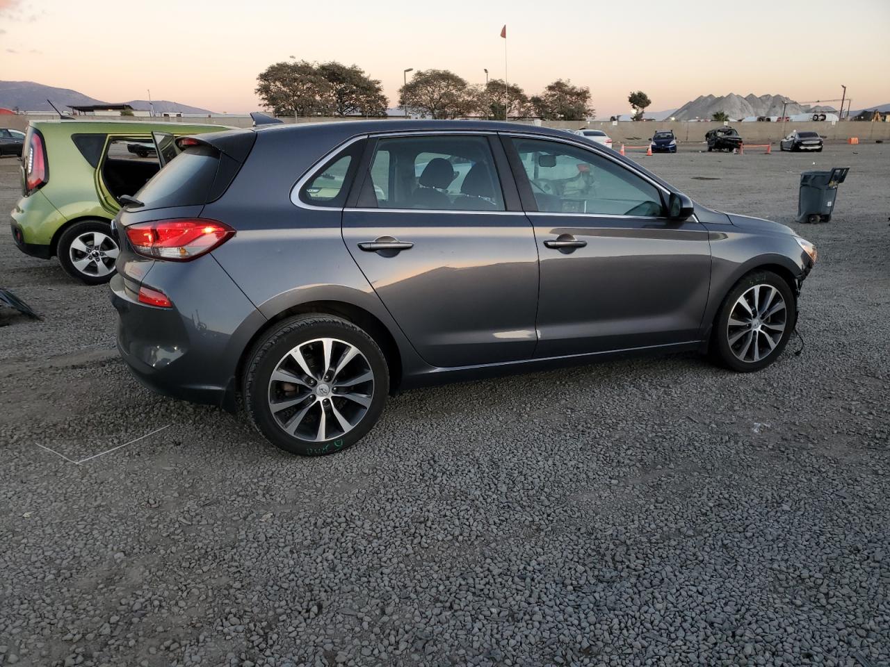 2018 Hyundai Elantra - Image 3