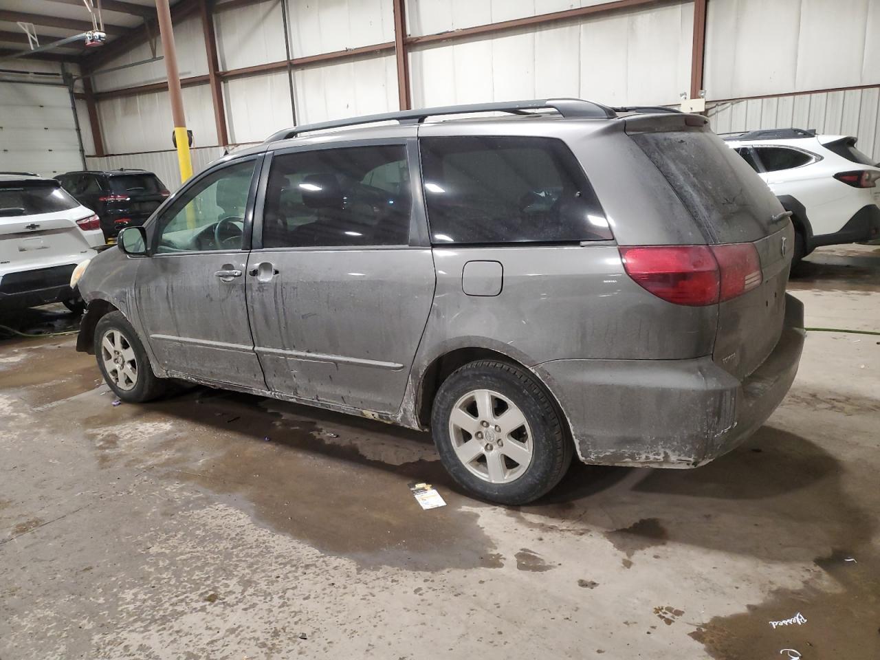 2004 Toyota Sienna - Image 2