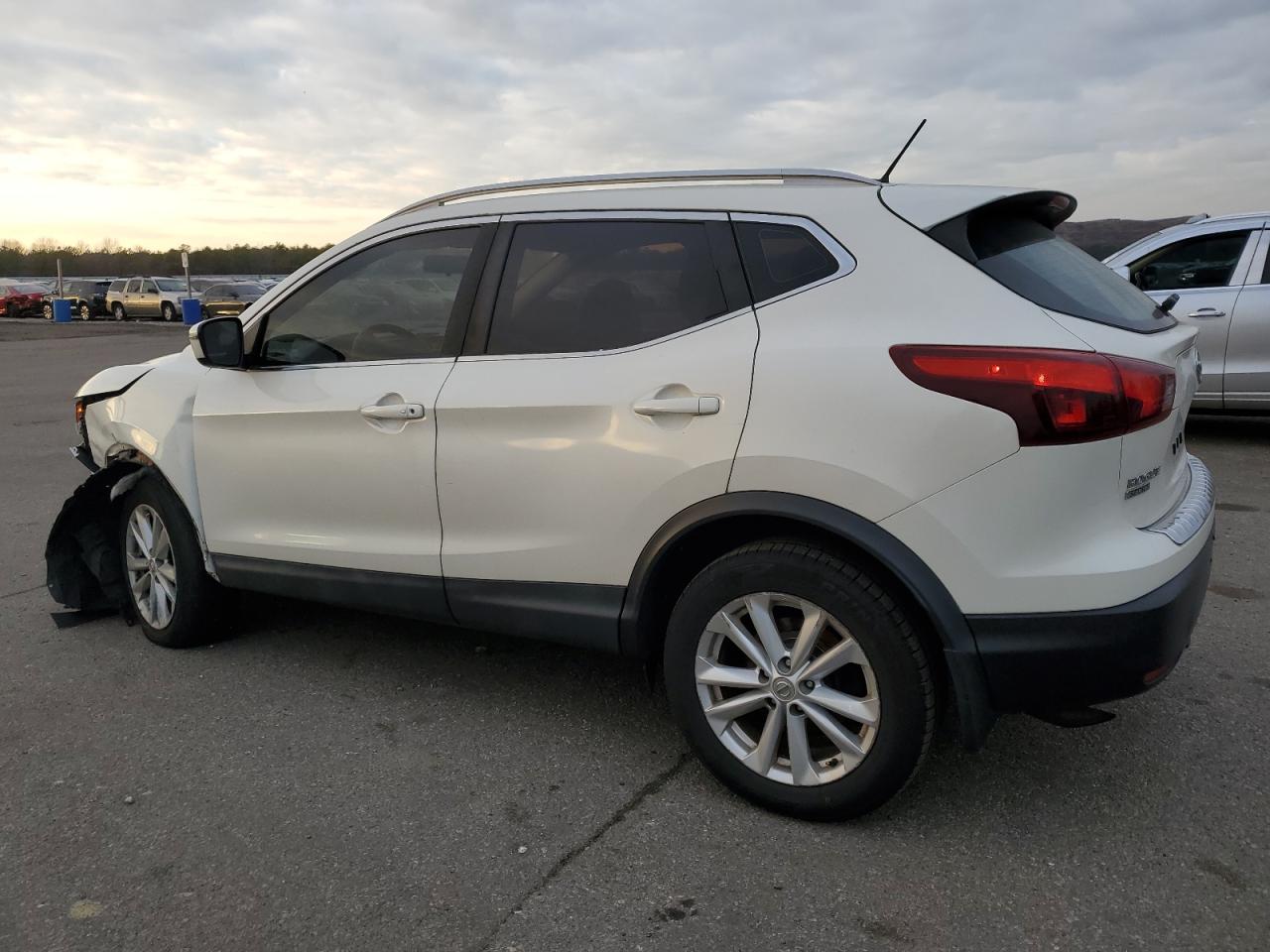 JN1BJ1CR1HW120505 2017 NISSAN ROGUE - Image 2