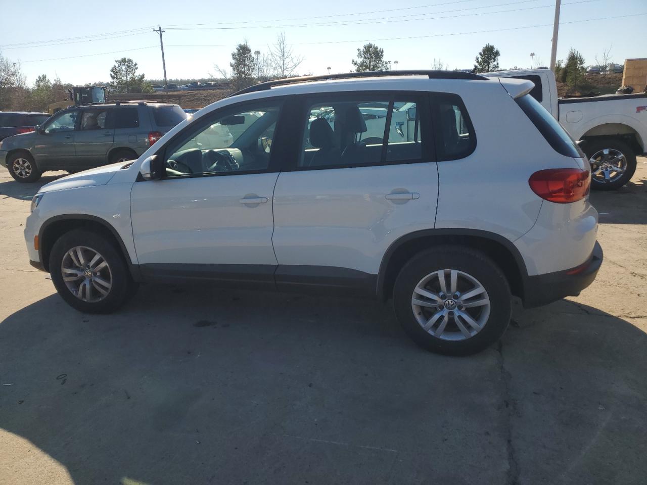2016 Volkswagen Tiguan - Image 2