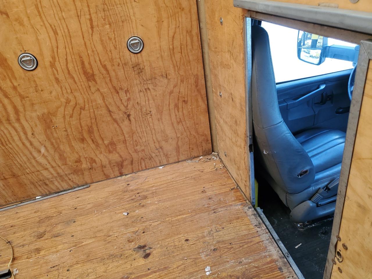 2018 Chevrolet Express - Image 10