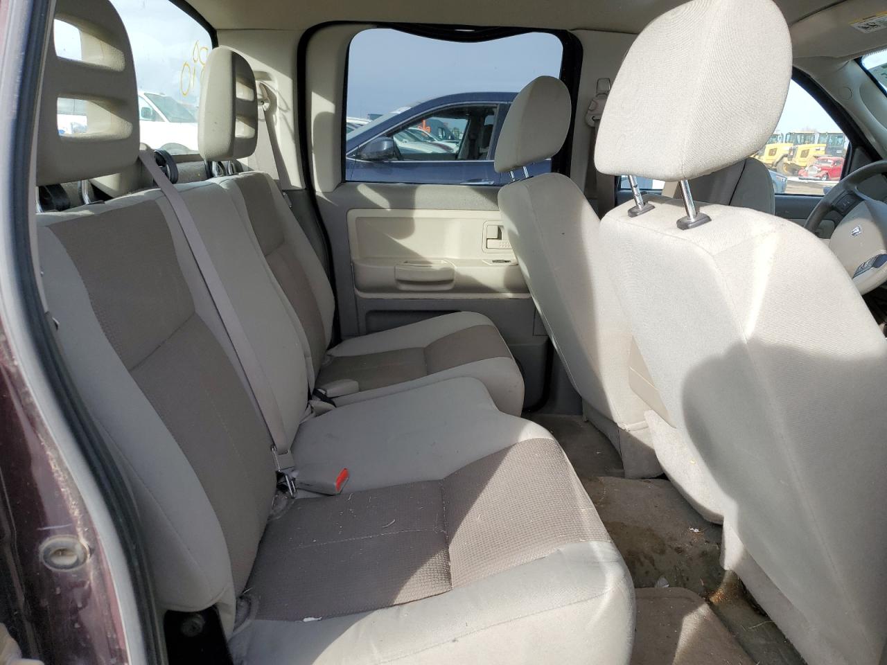 2005 Dodge Dakota - Image 10