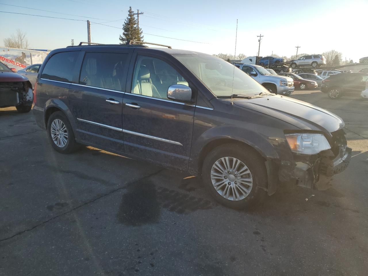 2015 Chrysler Town & Country - Image 4