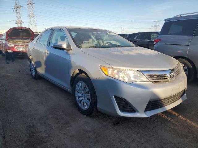 Sedans TOYOTA CAMRY 2012 Srebrny