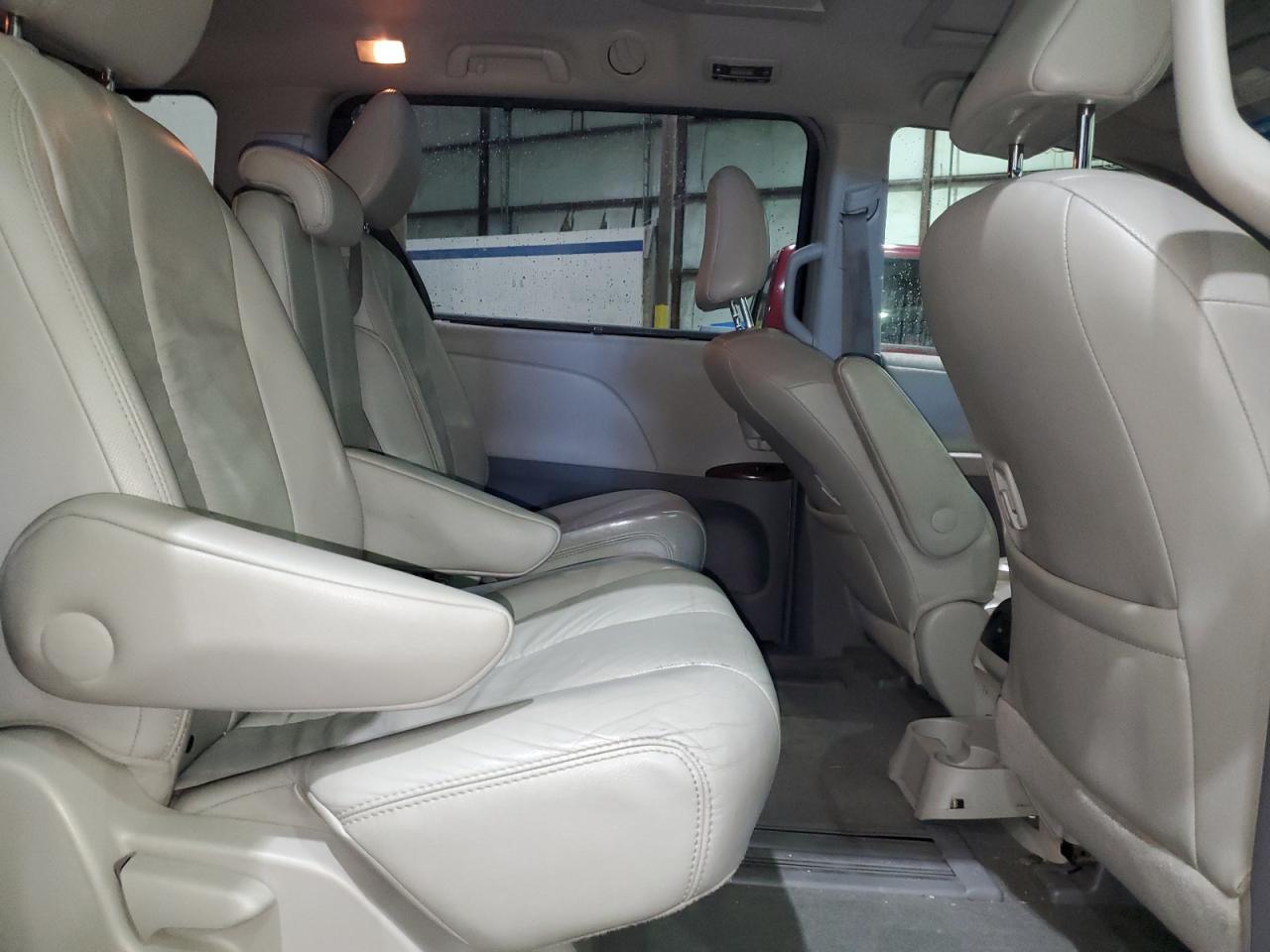 2011 Toyota Sienna - Image 11