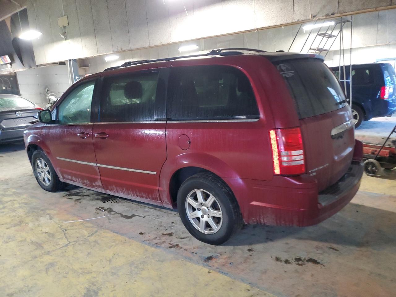2010 Chrysler Town & Country - Image 2