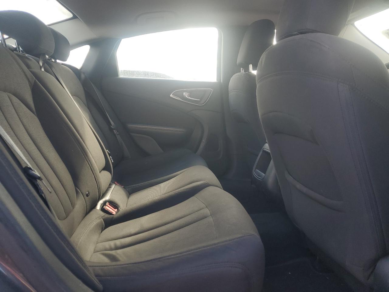 2015 Chrysler 200 - Image 10