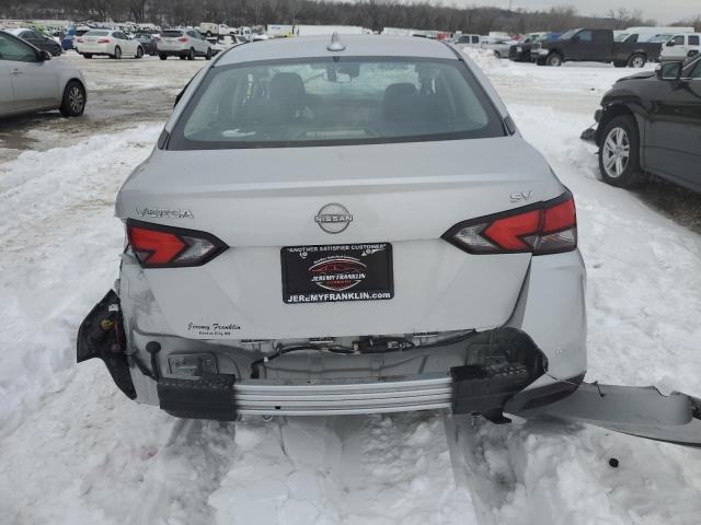  NISSAN VERSA 2023 Серебристый
