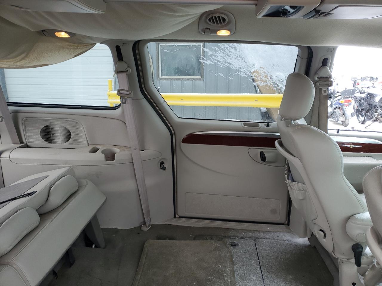 2005 Chrysler Town & Country - Image 11