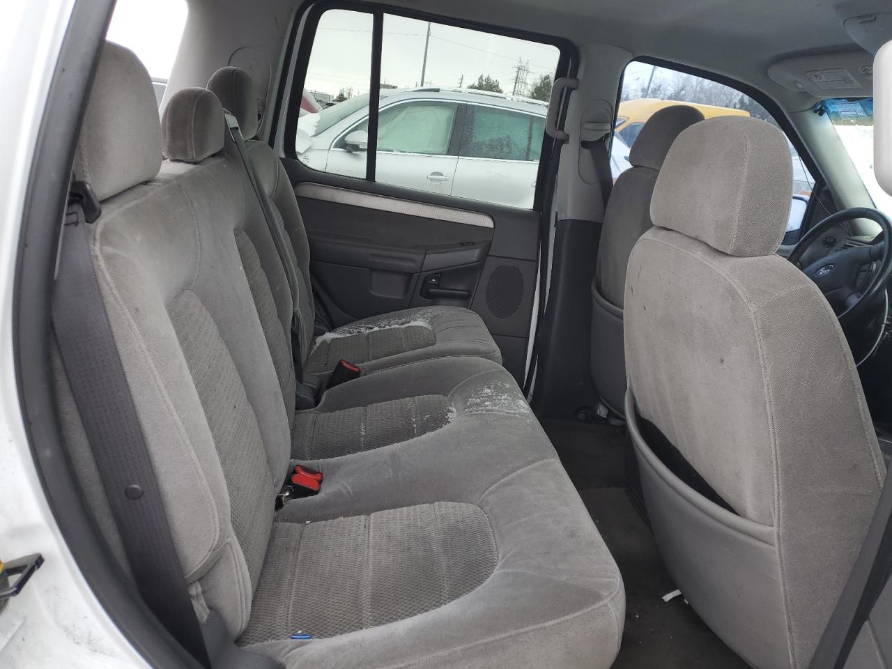 2004 Ford Explorer - Image 10