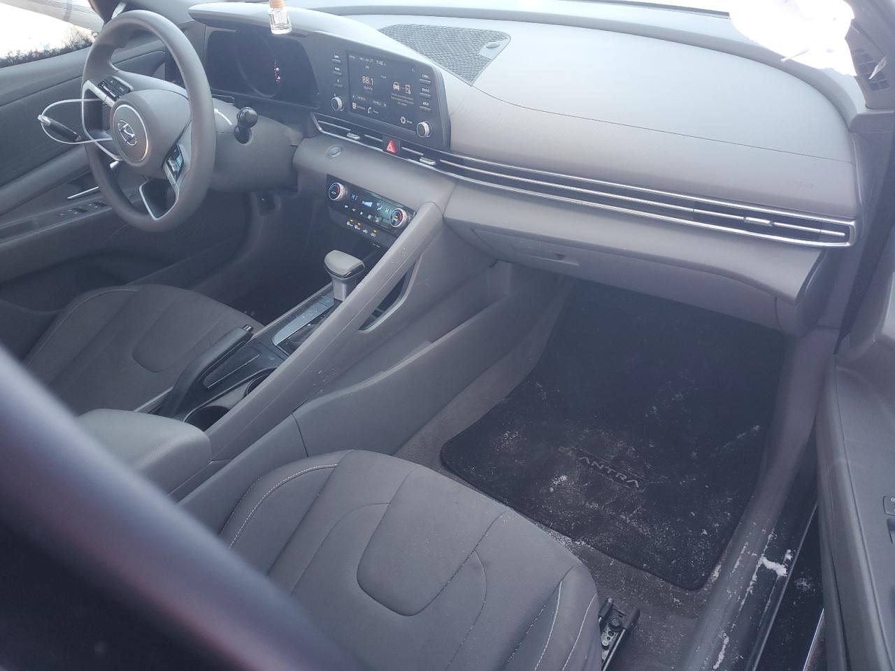 2022 Hyundai Elantra - Image 8