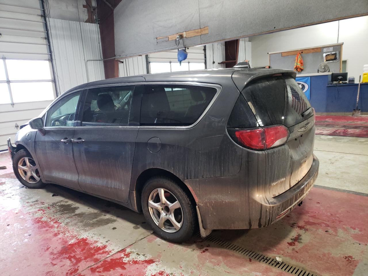 2018 Chrysler Pacifica - Image 2