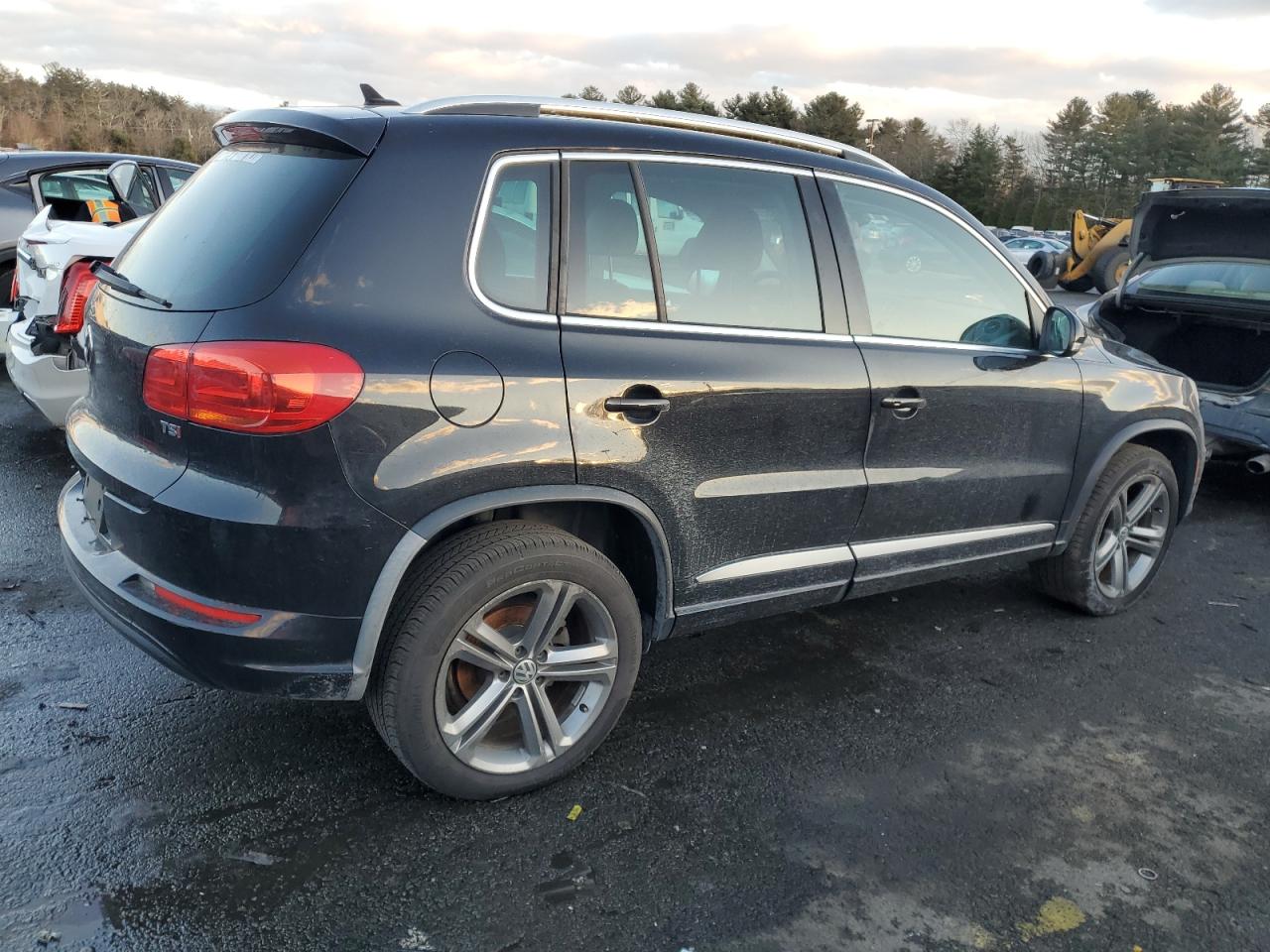 2017 Volkswagen Tiguan - Image 3