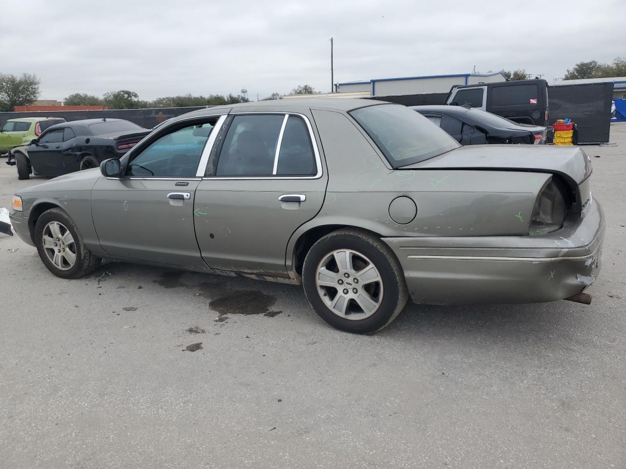 2003 Ford Crown Victoria - Image 2