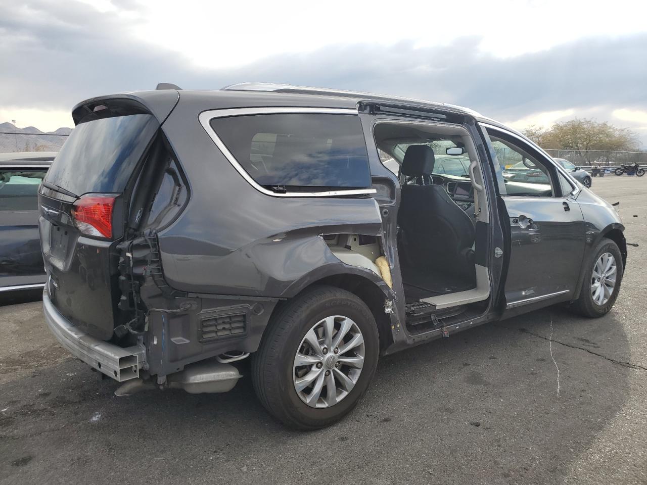 2019 Chrysler Pacifica - Image 3