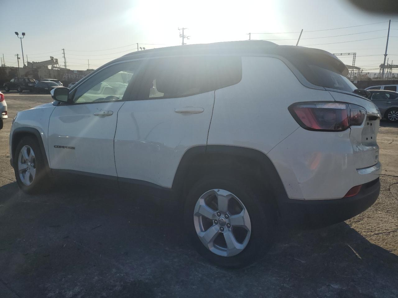 VIN 3C4NJCBB3JT368891 2018 JEEP COMPASS no.2