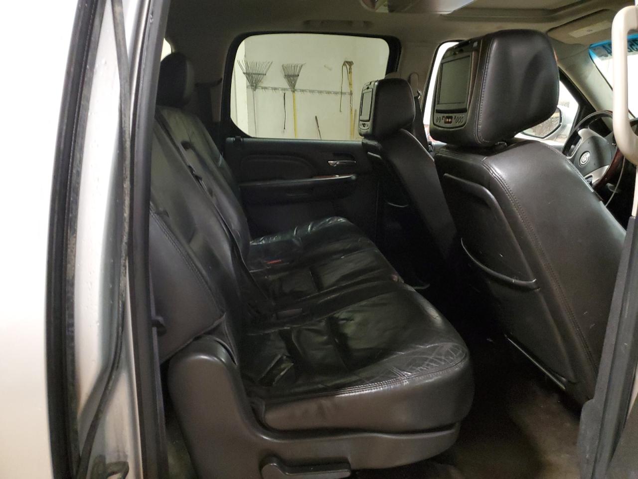 2011 Cadillac Escalade - Image 11